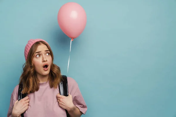 Νεαρή Φοβισμένη Μαθήτρια Που Εκφράζει Έκπληξη Ενώ Ποζάρει Μπαλόνι Απομονωμένο — Φωτογραφία Αρχείου