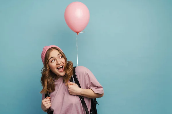 Genç Heyecanlı Öğrenci Kız Gülüyor Mavi Arka Planda Balonla Poz — Stok fotoğraf