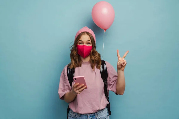 Blanc Étudiant Fille Dans Visage Masque Gestuelle Tout Utilisant Téléphone — Photo