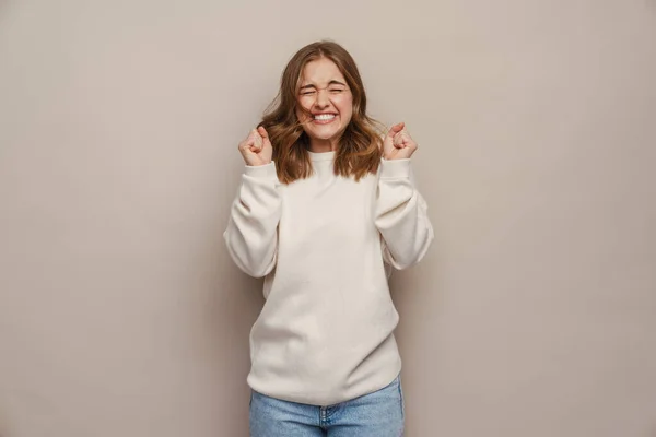 Giovane Donna Eccitata Sorridente Mentre Tiene Pugni Serrati Isolato Sfondo — Foto Stock