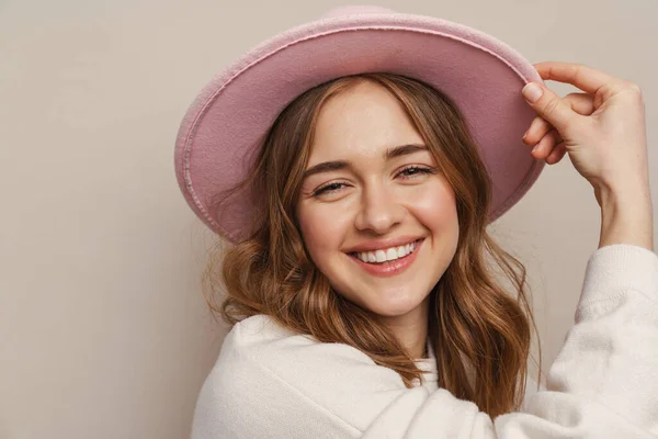 Joven Mujer Feliz Sombrero Sonriendo Mirando Cámara Aislada Sobre Fondo — Foto de Stock