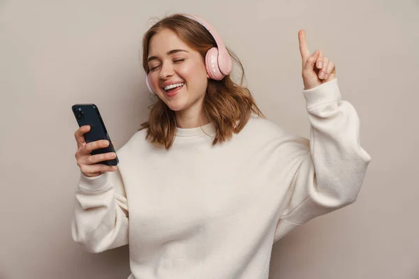 Χαμογελαστή Γυναίκα Χορεύει Ακούγοντας Μουσική Ακουστικά Και Κινητό Τηλέφωνο Απομονωμένο — Φωτογραφία Αρχείου