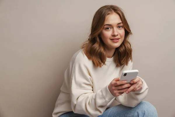 Jong Gelukkig Vrouw Met Behulp Van Mobiele Telefoon Terwijl Zitten — Stockfoto