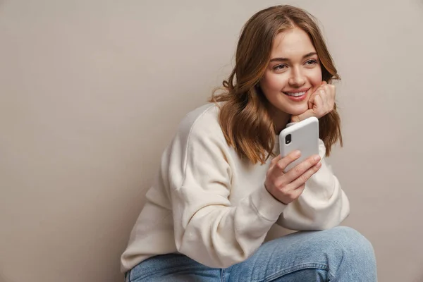 Mujer Feliz Joven Usando Teléfono Móvil Mientras Está Sentado Aislado — Foto de Stock