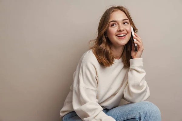 Joven Mujer Feliz Hablando Teléfono Móvil Mientras Está Sentado Aislado —  Fotos de Stock