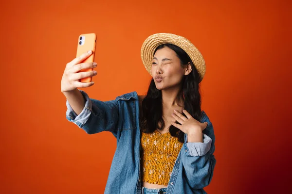 Porträtt Glad Ung Brunett Asiatisk Kvinna Sommar Hatt Stående Över — Stockfoto