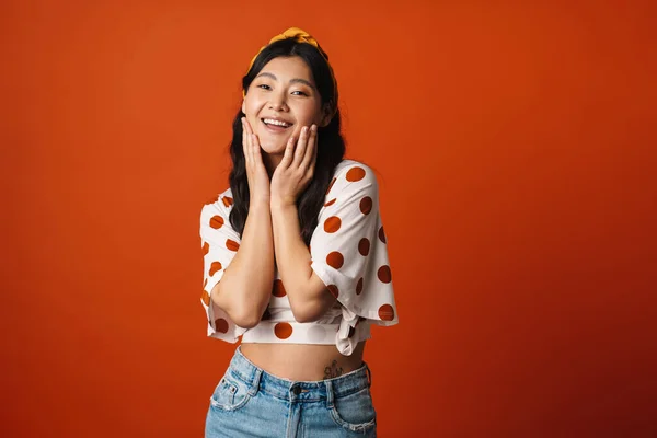 Leende Ung Asiatisk Kvinna Sommarkläder Stående Över Orange Bakgrund — Stockfoto