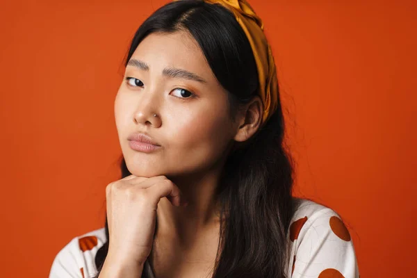 Jonge Pensive Aziatische Vrouw Zomer Kleding Staande Oranje Achtergrond Kijken — Stockfoto