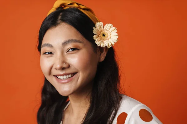 아시아 여인에게 오렌지 액세서리를 바르는 — 스톡 사진