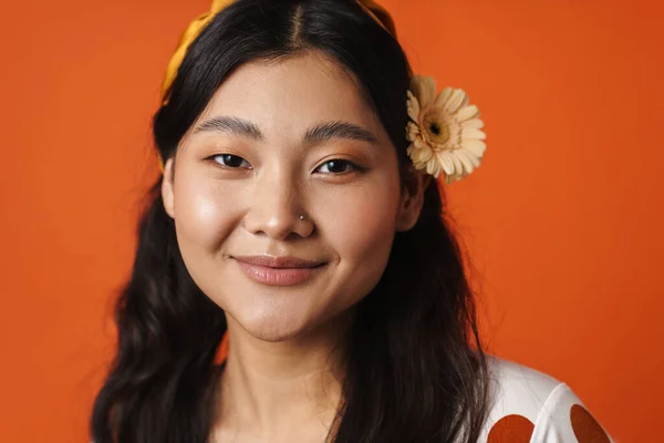 Glimlachende Jonge Aziatische Vrouw Zomer Kleding Bloemen Accessoires Staan Oranje — Stockfoto