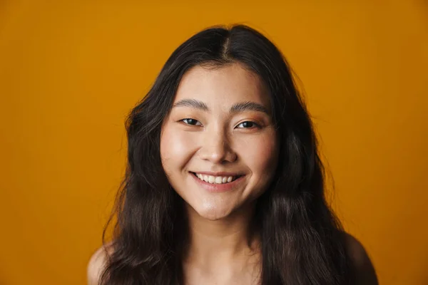 Close Van Een Glimlachende Jonge Aziatische Vrouw Met Lange Brunette — Stockfoto