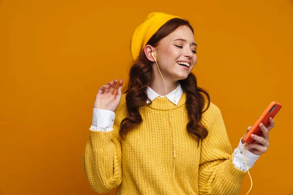 Mujer Joven Feliz Con Pelo Rojo Largo Suéter Boina Pie —  Fotos de Stock