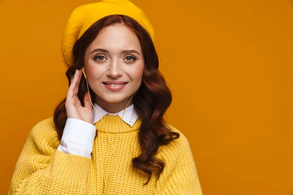 Mujer Joven Feliz Con Pelo Largo Rojo Suéter Boina Pie — Foto de Stock