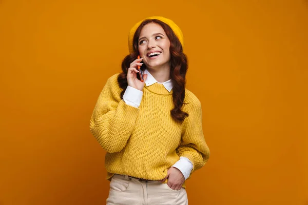 Mujer Joven Feliz Con Pelo Rojo Largo Suéter Boina Pie — Foto de Stock