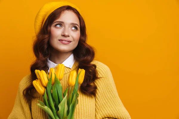 Mujer Joven Sonriente Con Pelo Largo Rojo Suéter Boina Pie — Foto de Stock