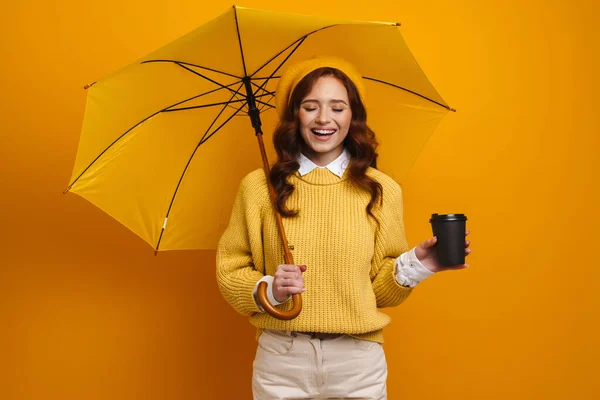 Mujer Joven Feliz Con Pelo Largo Rojo Con Boina Suéter — Foto de Stock