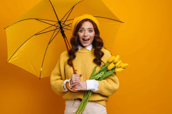 Usmívající Mladá Zrzavá Žena Drží Tulipány Stojící Pod Deštníkem Přes — Stock fotografie