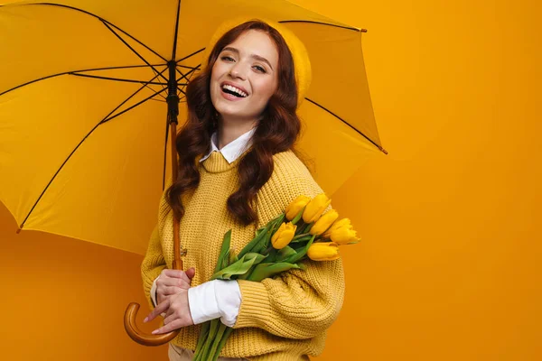 Sonriente Joven Mujer Blanca Con Pelo Rojo Usando Boina Suéter — Foto de Stock