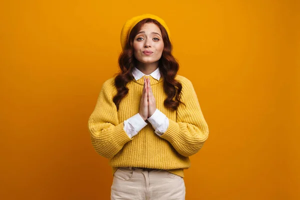 Joven Mujer Blanca Sonriente Con Pelo Largo Rojo Usando Boina — Foto de Stock