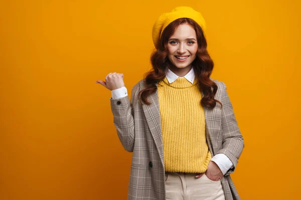 Mujer Joven Feliz Con Pelo Rojo Largo Abrigo Boina Pie — Foto de Stock