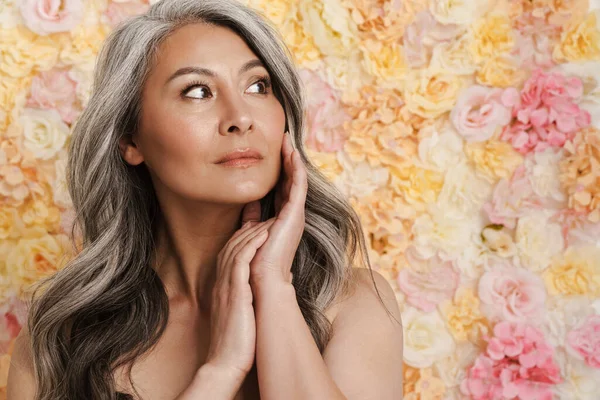 Smiling Mature Topless Woman Standing Posing Floral Wall Background Looking — Stock Photo, Image