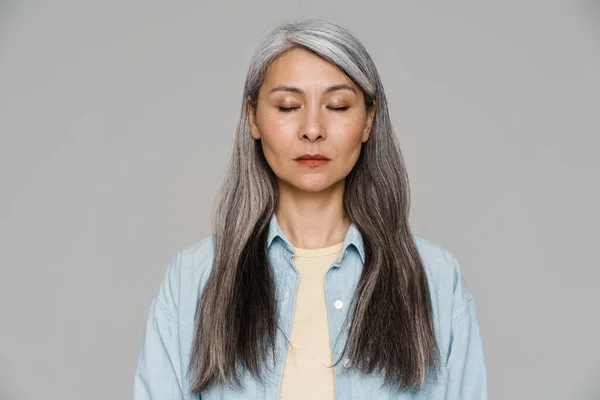 Olgun Beyaz Saçlı Gözleri Kapalı Poz Veren Bir Kadın Gri — Stok fotoğraf