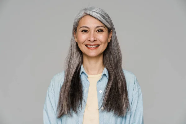 Madura Mujer Pelo Blanco Sonriendo Mirando Cámara Aislada Sobre Pared —  Fotos de Stock