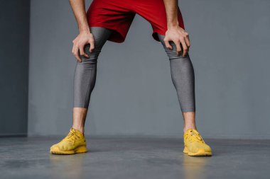 Genç beyaz sporcu içeride çalışırken egzersiz yapıyor.