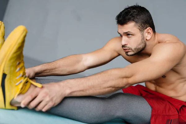 Giovane Sportivo Senza Maglietta Che Esercizio Mentre Lavora Casa — Foto Stock