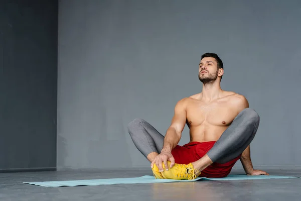 Jovem Desportista Sem Camisa Fazendo Exercício Enquanto Trabalhava Fora Dentro — Fotografia de Stock