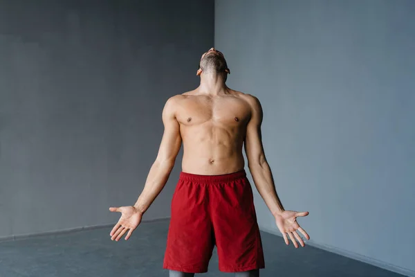 Jovem Desportista Sem Camisa Fazendo Exercício Enquanto Trabalhava Fora Dentro — Fotografia de Stock