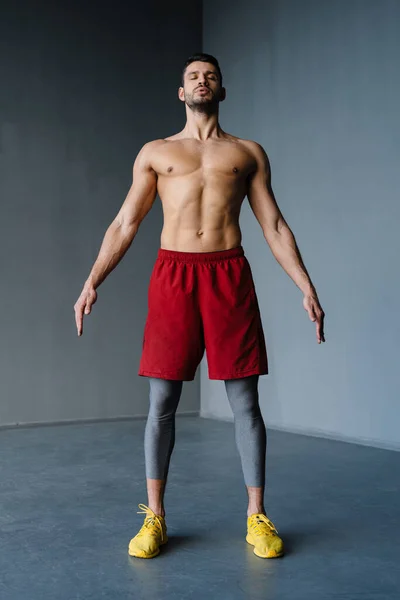 Joven Deportista Sin Camisa Haciendo Ejercicio Mientras Hace Ejercicio Interiores — Foto de Stock