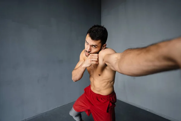 Jonge Fit Gespierde Sporter Boksen Oefenen Binnen — Stockfoto