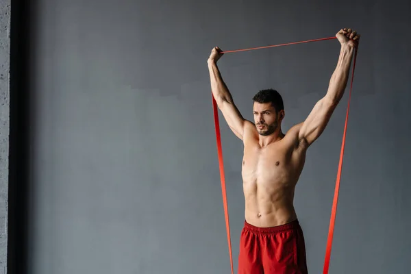 Joven Deportista Sin Camisa Haciendo Ejercicio Con Cinta Elástica Expansora — Foto de Stock