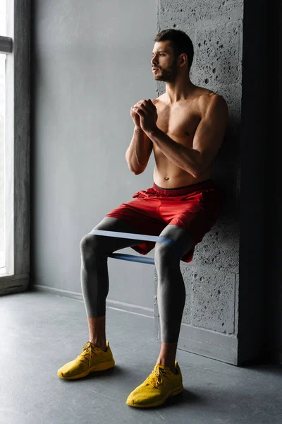 Jovem Desportista Sem Camisa Fazendo Exercício Com Expansor Fita Elástica — Fotografia de Stock