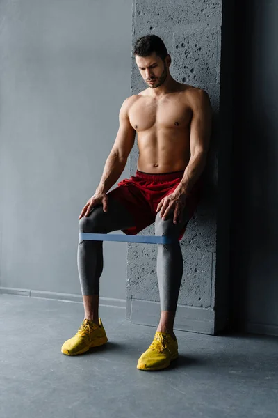 Junger Hemdloser Sportler Macht Übung Mit Expander Stretchband Innenräumen — Stockfoto