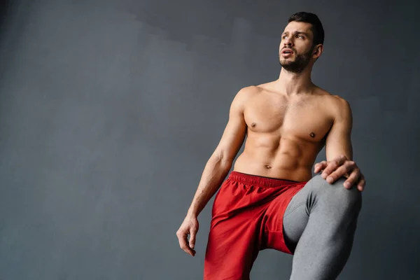 Giovane Sportivo Muscoloso Senza Maglietta Chiuso Appoggiato Una Scatola Guardando — Foto Stock