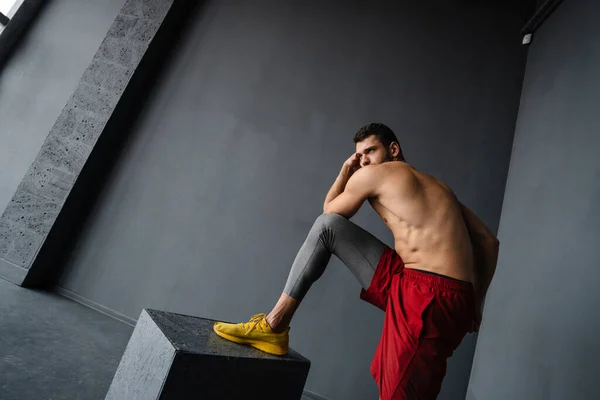 Joven Deportista Sin Camisa Haciendo Ejercicio Con Equipo Deportivo Interiores —  Fotos de Stock