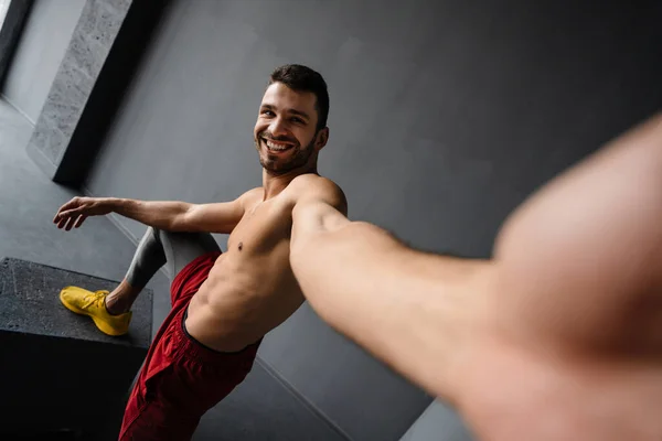 Joven Deportista Sin Camisa Sonriendo Mientras Hace Ejercicio Con Equipo — Foto de Stock