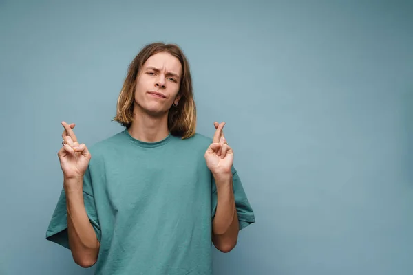 Joven Hombre Blanco Frunciendo Ceño Sosteniendo Los Dedos Cruzados Para — Foto de Stock