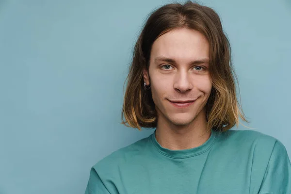 Jonge Blanke Man Draagt Shirt Lachend Kijkend Naar Camera Geïsoleerd — Stockfoto