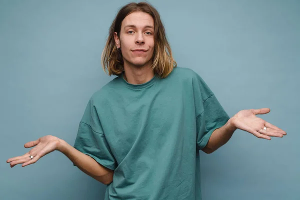 Jonge Blanke Man Draagt Shirt Kijken Gebaren Camera Geïsoleerd Blauwe — Stockfoto