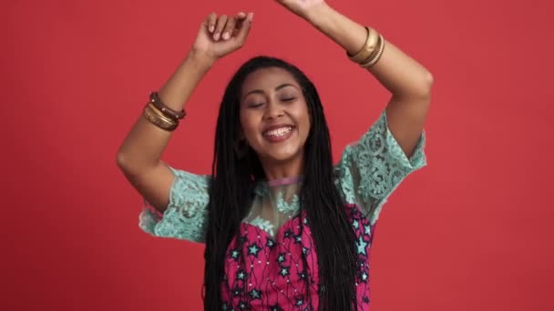 Una Mujer Afroamericana Feliz Bailando Aislada Sobre Fondo Rojo Estudio — Vídeos de Stock