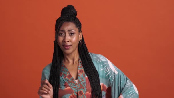 Zdezorientowana Afroamerykanka Pokazująca Nie Tak Szybki Gest Podnosząc Palec Czerwonym — Wideo stockowe