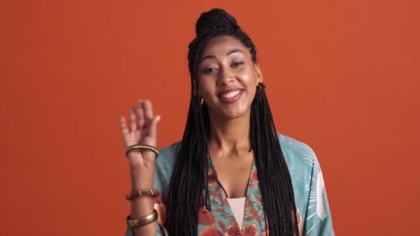Привітна Афроамериканська Жінка Вітає Стоїть Ізольована Над Червоним Фоном Студії — стокове відео