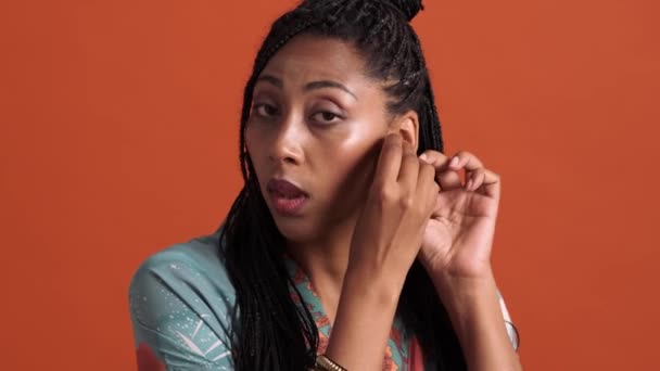 Una Vista Cerca Una Mujer Afroamericana Moda Mirando Espejo Pie — Vídeos de Stock