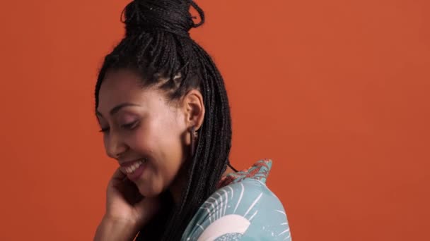 Nærbillede Smilende Afrikansk Amerikansk Kvinde Der Poserer Stående Isoleret Rød – Stock-video
