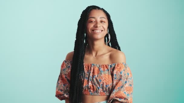 Uma Bela Mulher Afro Americana Com Maquiagem Colorida Sorrindo Para — Vídeo de Stock