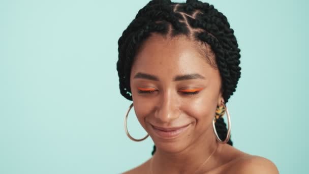Detailní Pohled Krásnou Polonahou Africkou Ženu Pózující Izolovaně Přes Modré — Stock video