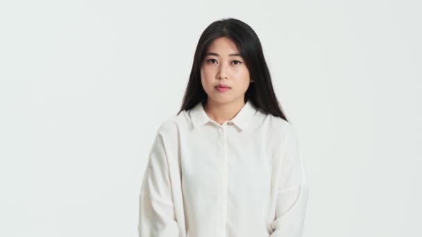 Серйозна Жінка Азії Позує Кажучи Стоїть Ізольовано Над Білим Фоном — стокове відео